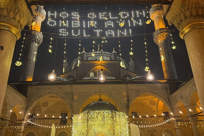 Valide-i Cedid Camii, ramazanda "Süslü Cami" oldu