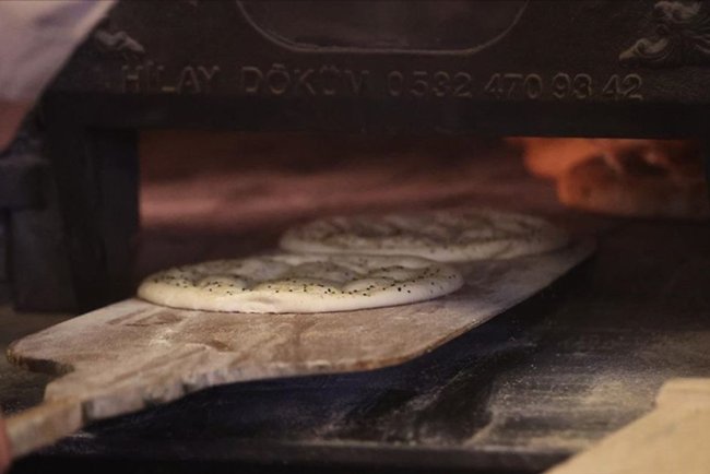 Mahalleliyi kuyrukta buluşturan lezzet: Ramazan pidesi