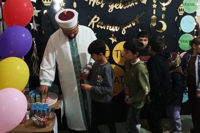 Anamur'da teravih namazına gelen çocuklara hediye