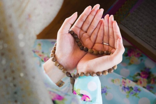 İmsaktan sonra adeti biten kadın oruç tutabilir mi?