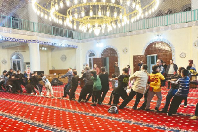 Çocuklar camide çok mutlu