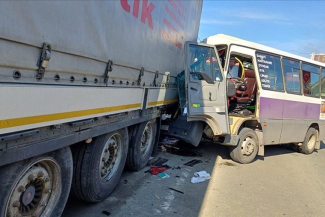 Artvin'de minibüsün tıra çarptığı kazada 12 kişi yaralandı