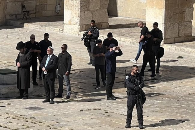 Filistin topraklarını gasbeden işgalciler Mescid-i Aksa'ya baskın düzenledi