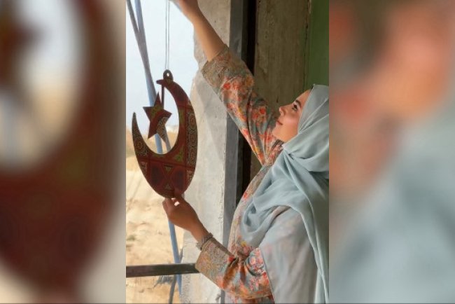 Gazzeli kadın harabeye dönen evini Ramazan ayı için süsledi