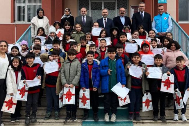 İlkokul öğrencilerinden deprem bölgesine anlamlı bağış