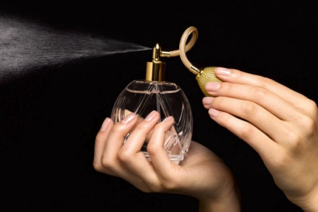 Parfüm orucu bozar mı? Diyanet Fetvası: Oruçluyken deodorant ve parfüm sıkılır mı?