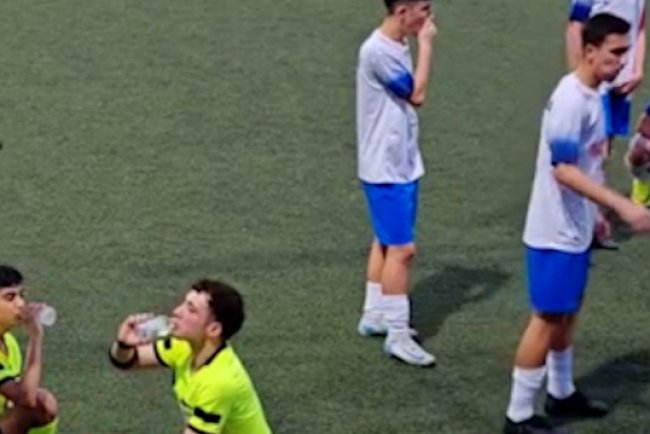 Hakem düdüğü iftar için çaldı: Maçı durdurup oruçlarını açtılar