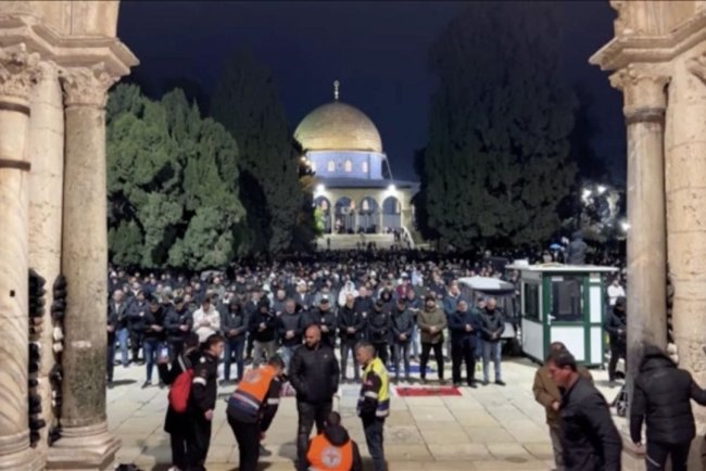 Mescid-i Aksa'da 80 binden fazla kişi teravih namazında saf tuttu