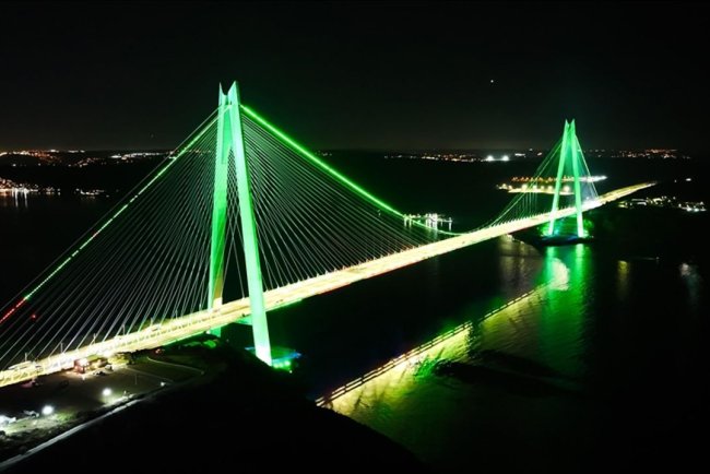 İstanbul'un 2 köprüsü "Yeşilay Haftası" için ışıklandırıldı