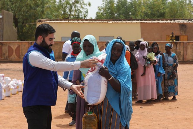 TDV, Mali'nin kuzey bölgelerindeki savaştan etkilenen halka gıda yardımı yaptı