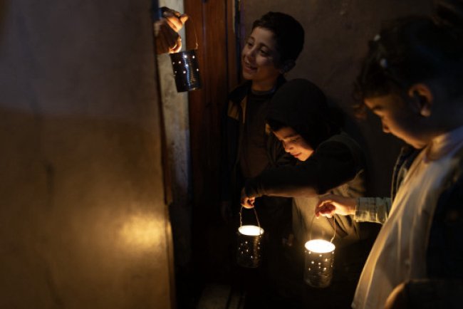 Gazze'de umut ışığı: Atık konserve kutularından Ramazan fenerleri yaparak çocukları sevindiriyor