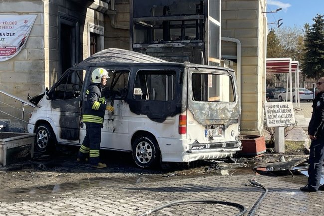 Eskişehir'de cami bahçesinde yanan kamyonetteki 4 çocuk yaralandı