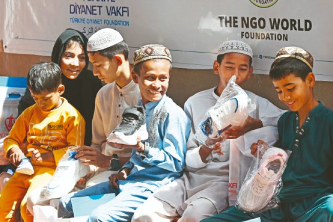 Yetimlerin yüzü güldü