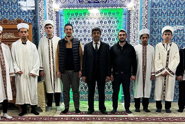 Anamur'da genç hafızlar hatimle teravih kıldırıyor