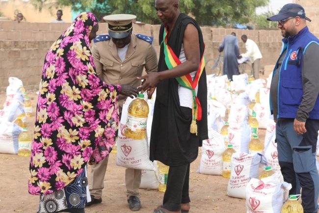 TDV, Mali'de sel felaketinden etkilenen Bla kentindeki ihtiyaç sahibi ailelere gıda kolisi dağıttı