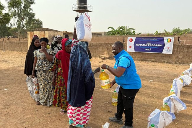 TDV, sel felaketinden etkilenen Mali'de gıda kolisi dağıttı