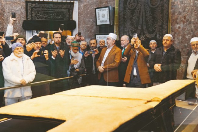 Hırka-i Şerif'e koştular