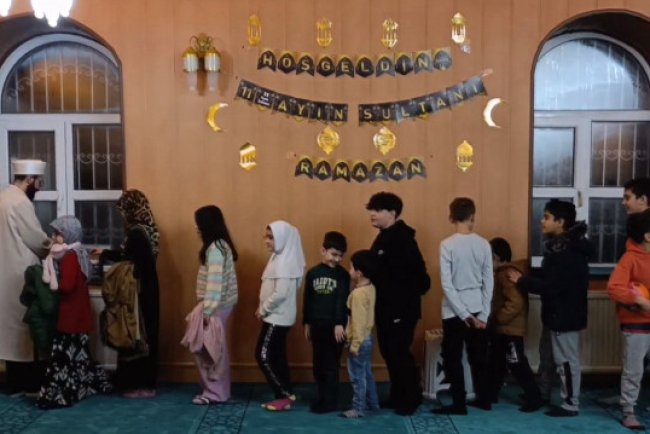 Van İpekyolu'nda çocuklara özel Ramazan etkinliği: Hacı Hüseyin Camii'nde teravih treniyle neşe saçıyorlar