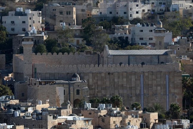 İşgalcilerin kısıtlamaları nedeniyle Filistinli gençler Harem-i İbrahim'de namaz kılamıyor