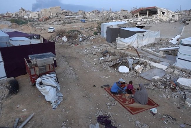 Gazzeli aileler oruçlarını enkazların üzerine kurdukları sofralarında bir kap yemekle açıyor