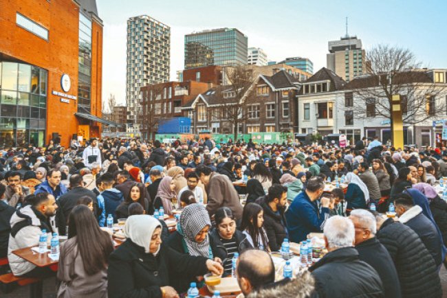 Hollanda'da 1600 kişilik sokak iftarı