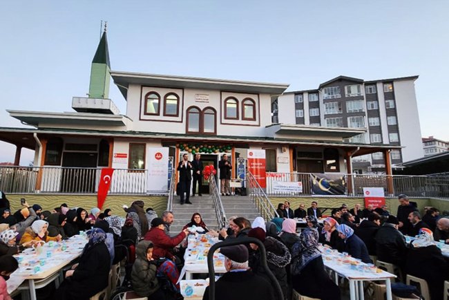 Eskişehir'deki engelsiz camide iyilik sofraları kuruldu