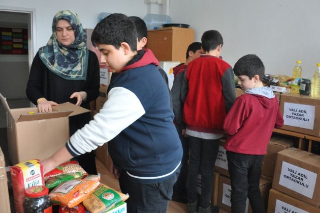 Muş'ta ortaokul öğrencileri harçlıklarıyla ihtiyaç sahiplerine ramazan kolisi hazırladı