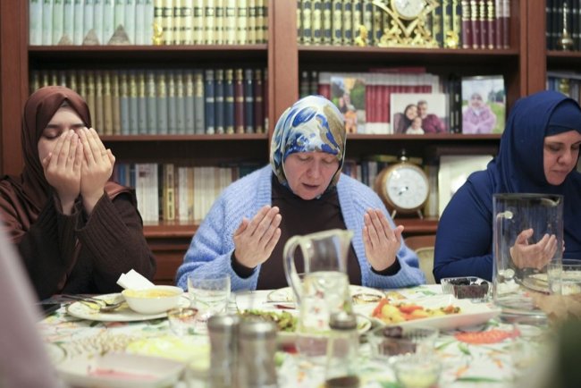 İspanyol ve Güney Amerikalı Müslüman turistler, Türk ailenin iftar sofrasında buluştu