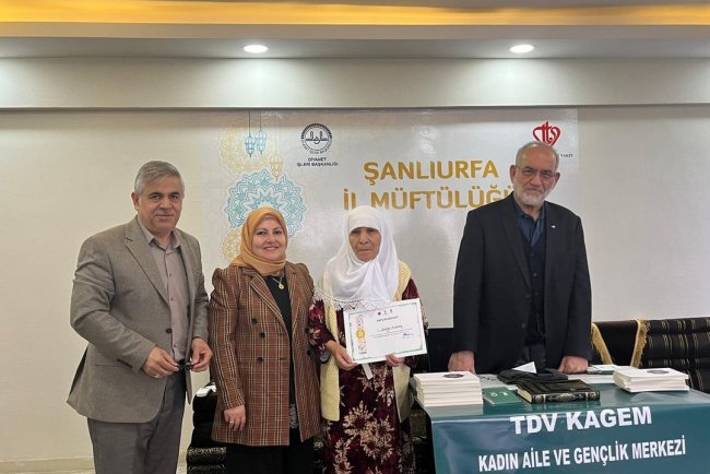 İlerleyen yaşına rağmen tefsir derslerini kaçırmıyor