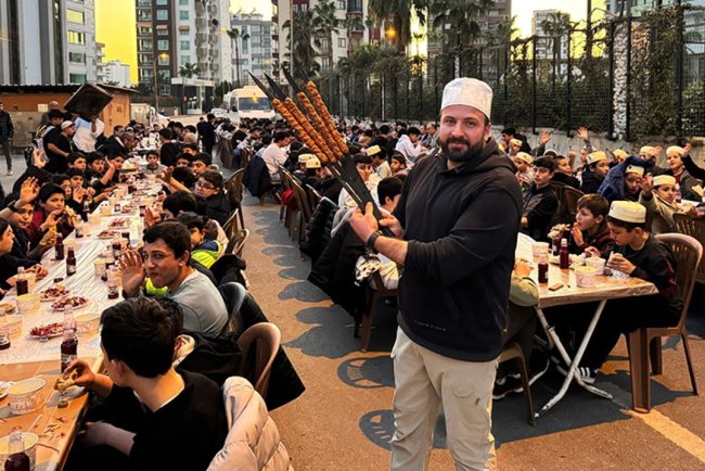 Gençler, Adana usulü sokak iftarı yaptı
