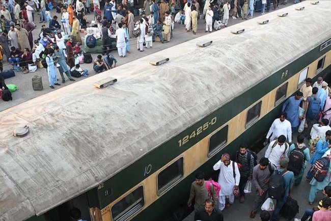 Pakistan'ın Belucistan eyaletinde yaklaşık 500 kişinin bulunduğu trene silahla saldırı düzenlendi