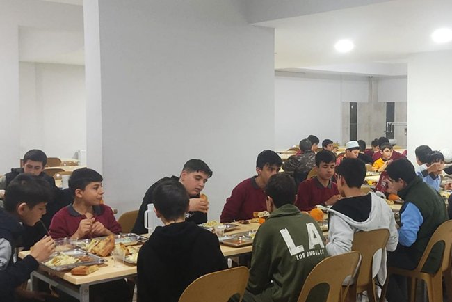Müftülük personeli Kur'an kursu öğrencileriyle iftar açtı