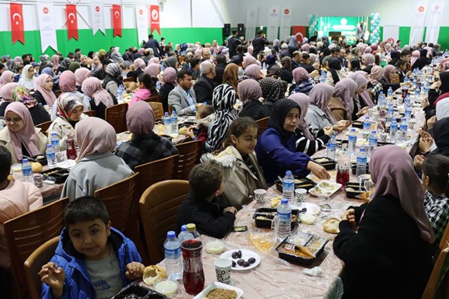 Hatay Valisi Masatlı, Kur'an kursu öğrencileriyle iftar yaptı