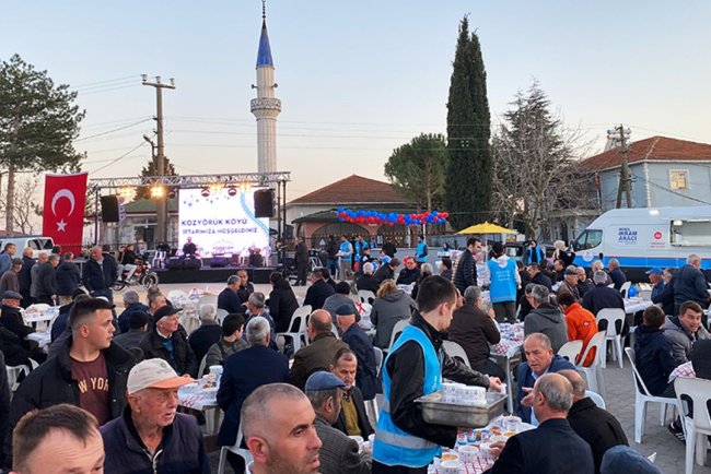 Kozyörük'de sokaklara kurulan iyilik sofraları gönülleri birleştirdi