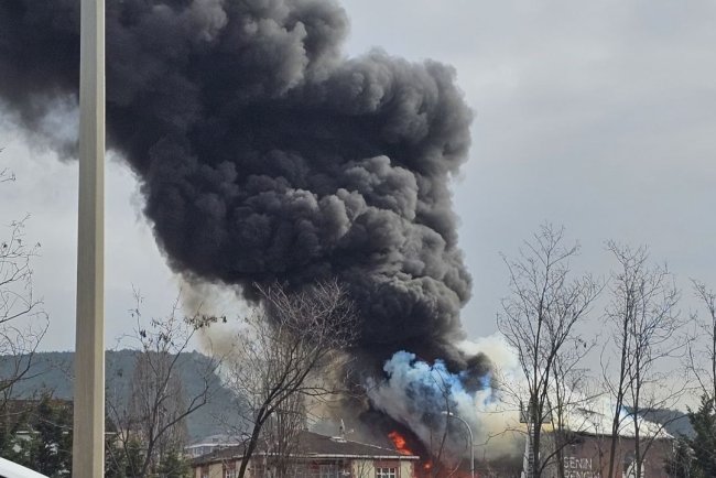 Sultanbeyli'de iş yerinde çıkan yangına müdahale ediliyor