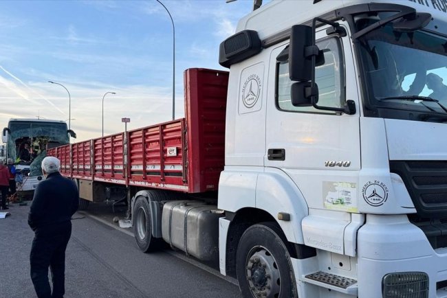 Kütahya'da yolcu otobüsünün tıra çarptığı kazada 14 kişi yaralandı