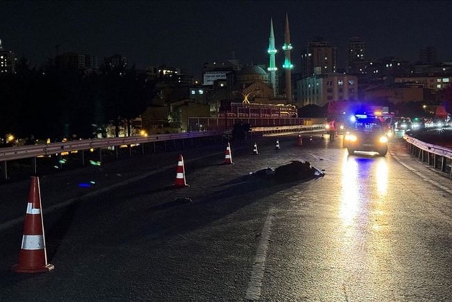 Bağcılar TEM Otoyolu'nda otomobilin çarptığı motosiklet sürücüsü öldü