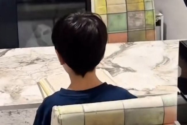 Ramazan ayında Kur'an ezberi yapan kardeşe hafız ağabeyi böyle eşlik etti