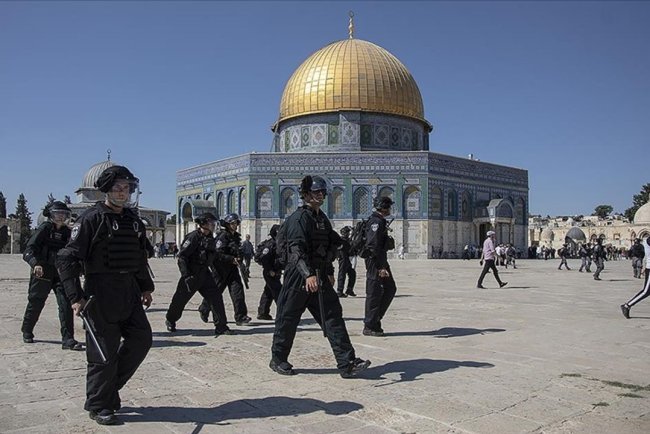 Filistin topraklarını gasbeden işgalciler polis korumasında Mescid-i Aksa'ya baskın yaptı