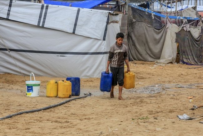 İşgalcilerin Gazze'deki merkezi su arıtma tesisine elektriği kesmesi sonucu halk temiz içme suyu bulamıyor