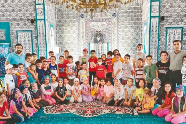 Çocuklar camilerde büyüyor