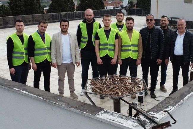 Manisa'da üniversite öğrencileri hurda metallerden leyleklere yuva yaptı