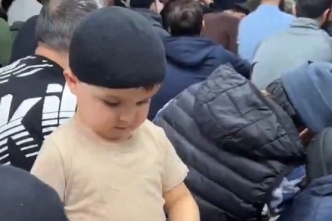 Caminin minik görevlisi teravihte hurma dağıtırken görüntülendi