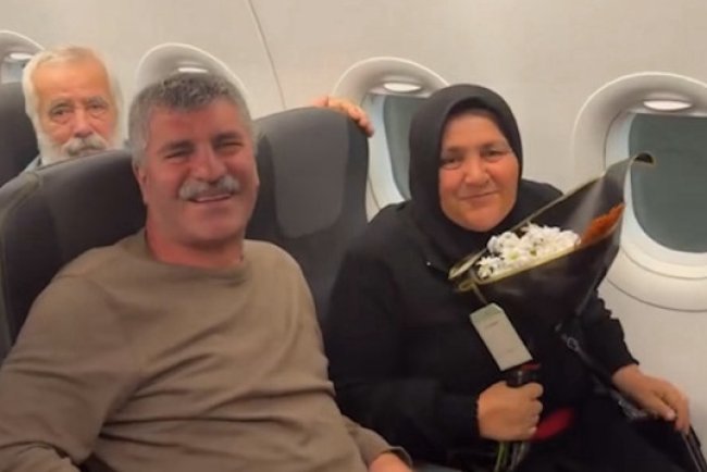 Pilottan umre sonrası anne babasına duygusal sürpriz