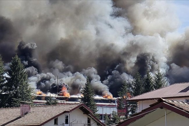 Bolu'da orman ürünleri işleme fabrikasında çıkan yangına müdahale ediliyor