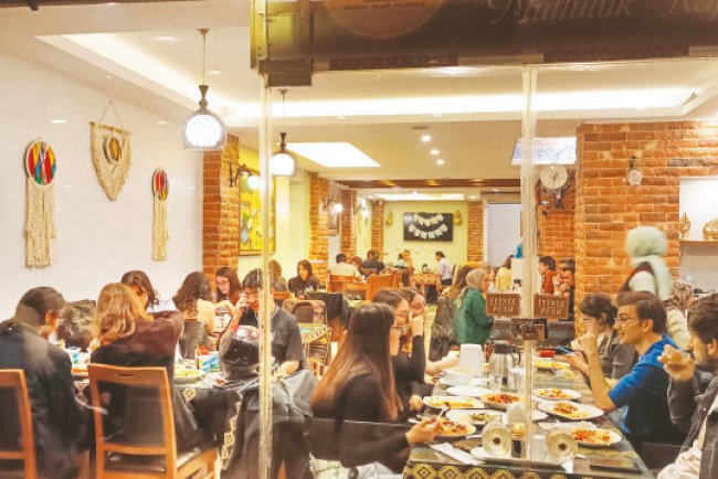 Yemeğe çayla başlıyorlar