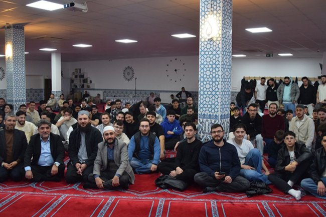 Hannover'de gençler iftarda buluştu