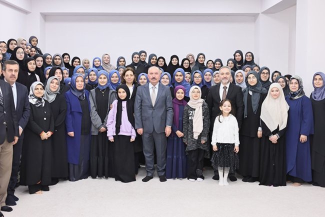 Vali Çalgan ve eşi, Kur’an kursunda öğrencilerle iftar yaptı