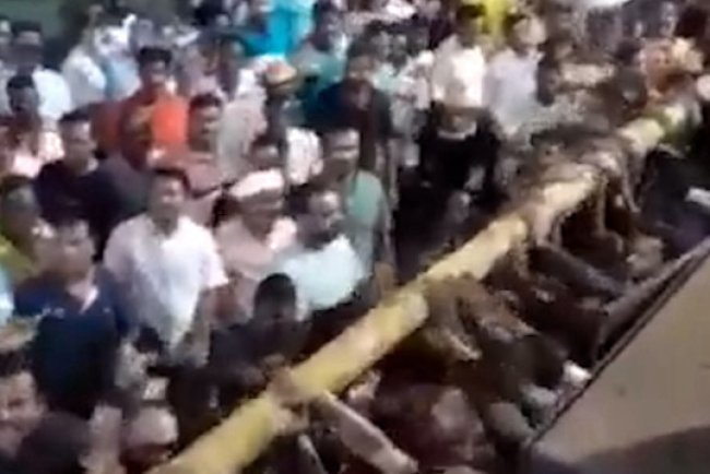 Hindistan'da teravih namazı sırasında camiye saldırı