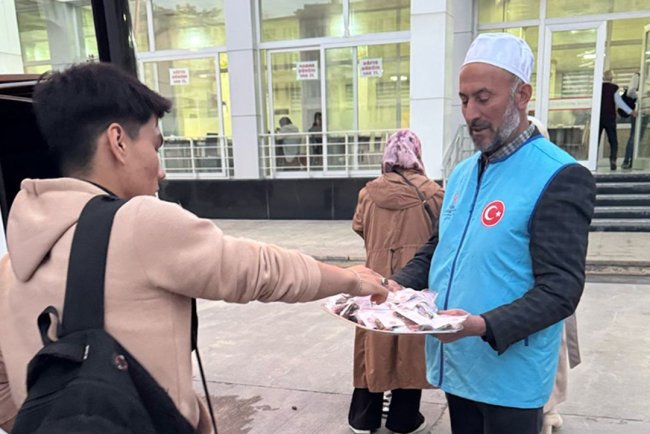 Gürün'de yolculara iftariyelik dağıtıldı
